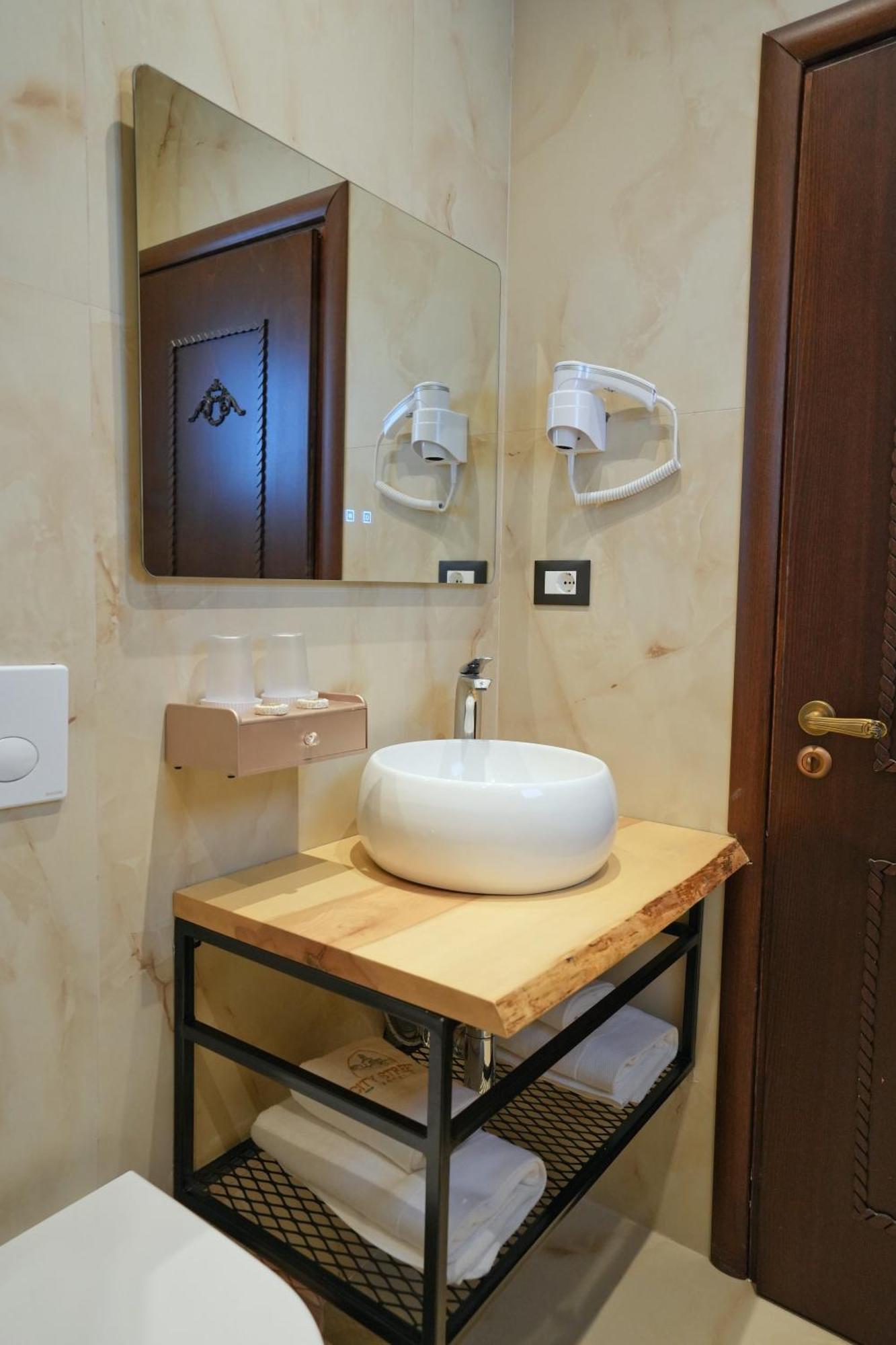 Hotel Street 4*
